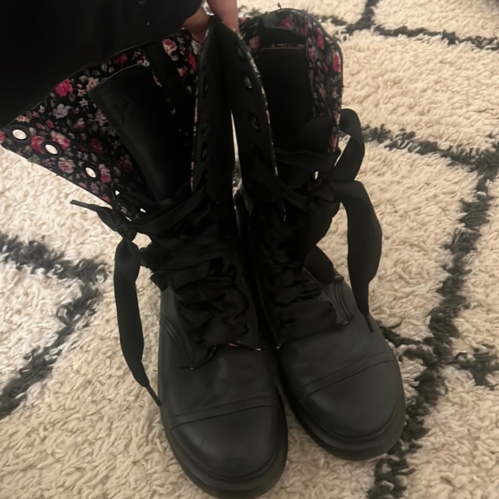 Dr.Martens triumph women’s size 8 black floral